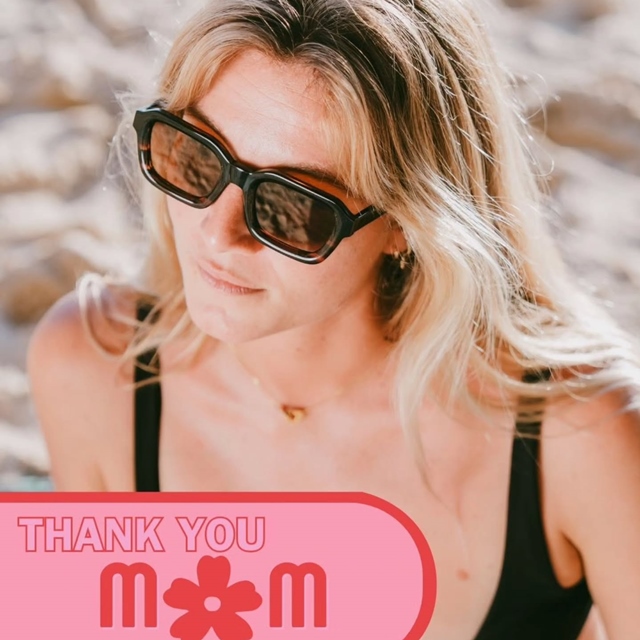 🌞 Happy Mother’s Day 🌞 To all the moms who light up our lives, protect us, and inspire us — today is your day 💐 At @mundakaoptic , we celebrate those who see the world with style… and through the perfect pair of lenses. Treat her to sunglasses that reflect who she is: elegant, radiant, and one of a kind. ☀️ A little piece of summer, all year round. #mothersday2025 #mundakaoptic #thankyoumom #suninstyle